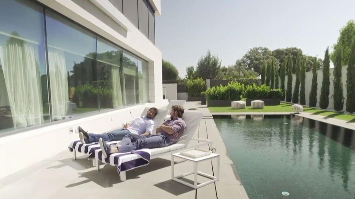 Piscina. En el exterior, una zona perfectamente habilitada para tomar el sol