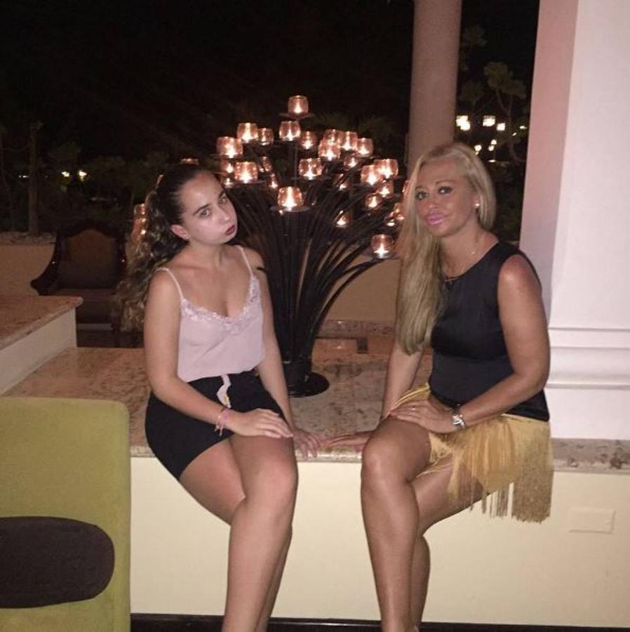 Madre e hija disfrutando de las paradisiacas playas de República Dominicana. 