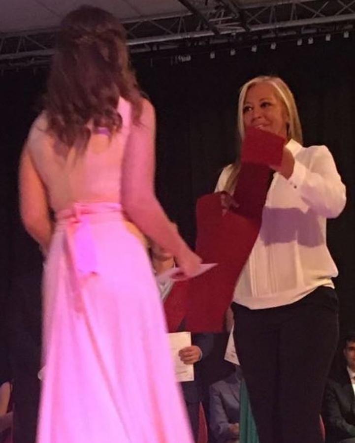 Belén Esteban coloca orgullosa la banda de graduación a su hija. 