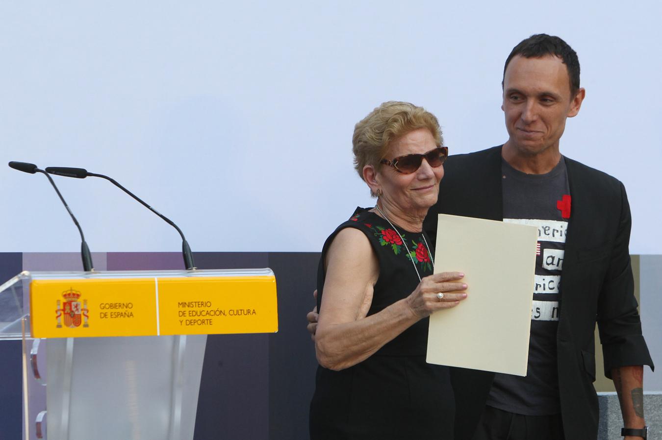 María González con Gorka Postigo. La madre del diseñador malagueño se emociona en el discurso de exsocio y amigo