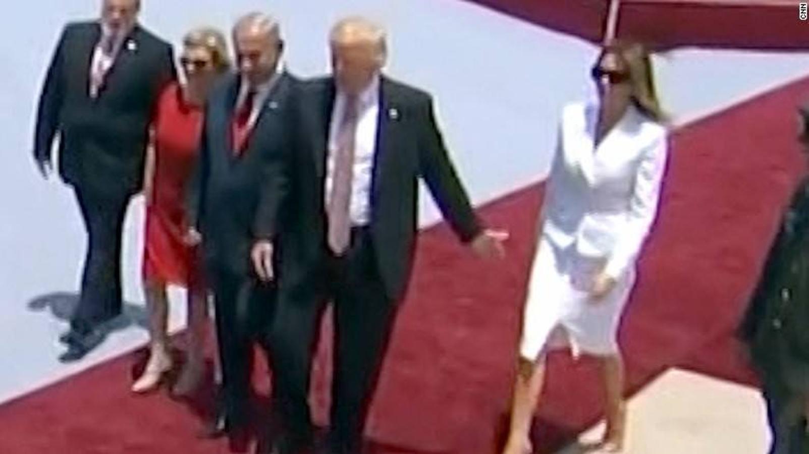 Desplantes en público. Otro rechazo similar ocurrió en mayo en el aeropuerto de Tel Aviv el preciso instante en el que Trump le ofrece su mano a Melania para ir andando juntos, pero ella se la rechaza con una palmada bastante brusca