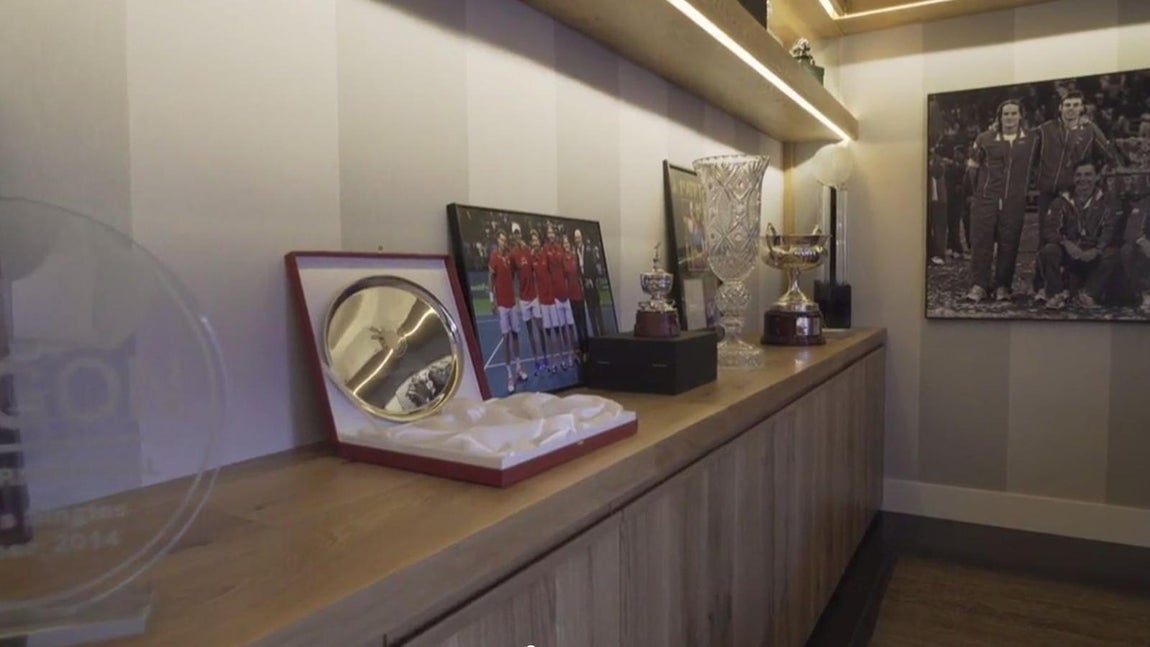 Expositor de trofeos. En este mueble, el tenista almacena los numerosos galardones que ha recibido durante su carrera