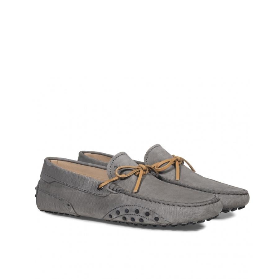 Gommino. La firma italiana Tod's a creado este mocasín de piel para la legendaria casa automotriz. La elegancia atemporal que pisa el acelerador (225,50 €).