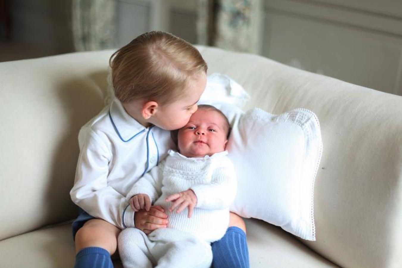 El Príncipe sosteniendo a su hermana Carlota Isabel. 