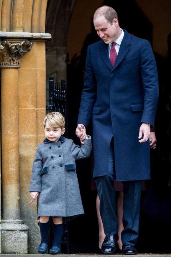 El Príncipe caminando al lado de su padre