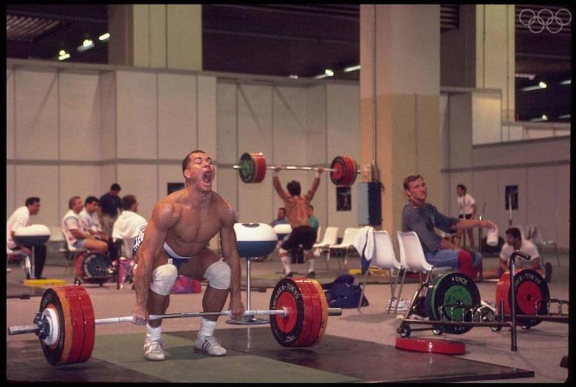 Zona de entrenamiento de los participantes en halterofilia. Olympic.org