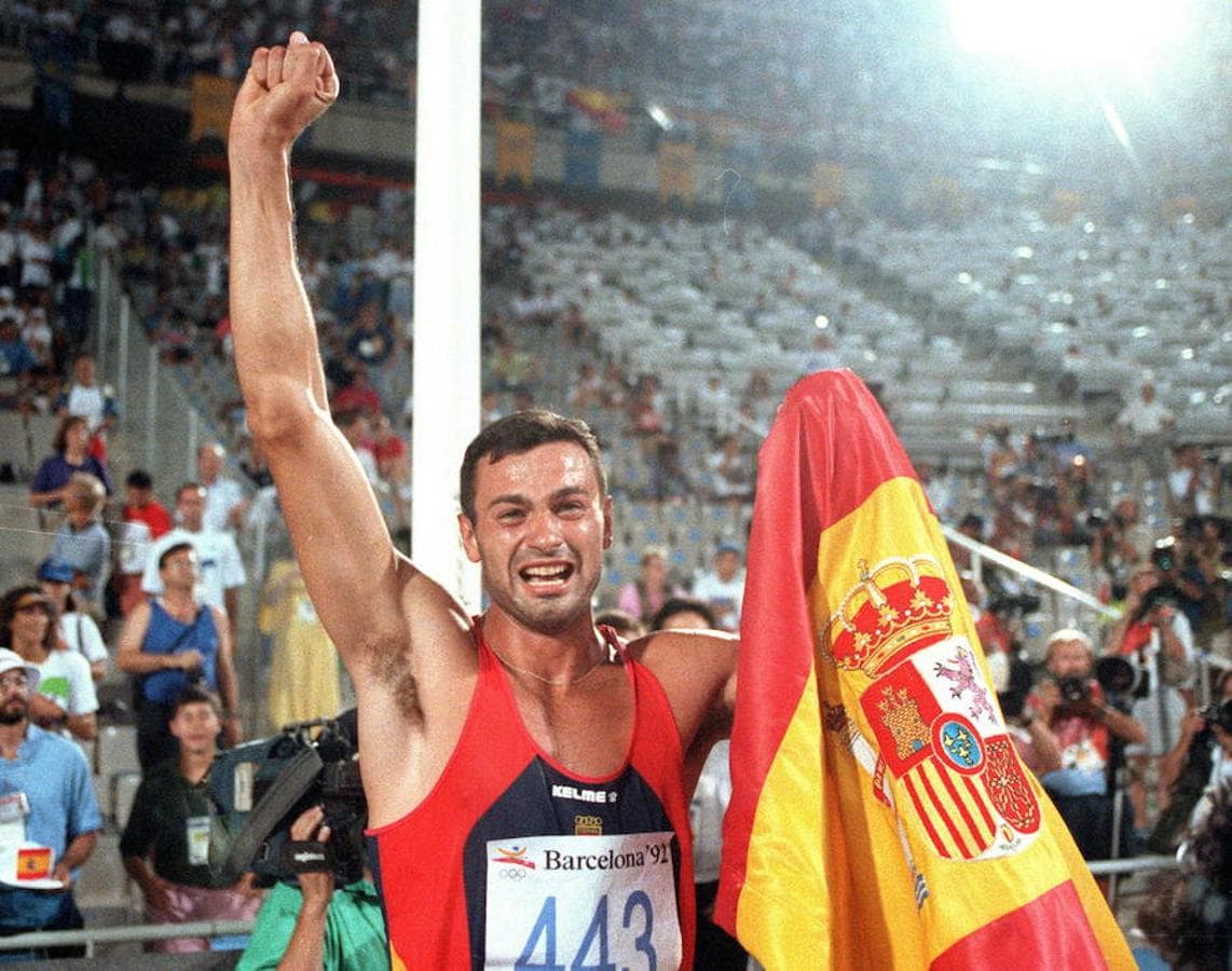 Antonio Peñalver, atleta español, celebra su segundo puesto en la prueba de Decatlon de los Juegos Olímpicos de Barcelona 1992
