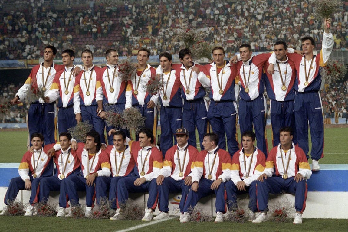 La selección española de fútbol consiguió la medalla de oro en los Juegos Olímpicos de Barcelona, tras derrotar en la final a Polonia por tres goles a dos. En la foto, arriba, de izq. a dcha., Kiko, Guardiola, Bergés, Cañizares, Alfonso, Vidal, Billabona, Paqui, Luis Enrique, Abelardo, Amavisca; abajo, Lasa, Manjarín, López, Pinilla, Toni, Solozábal, Ferrer, Soler, Miguel. Efe