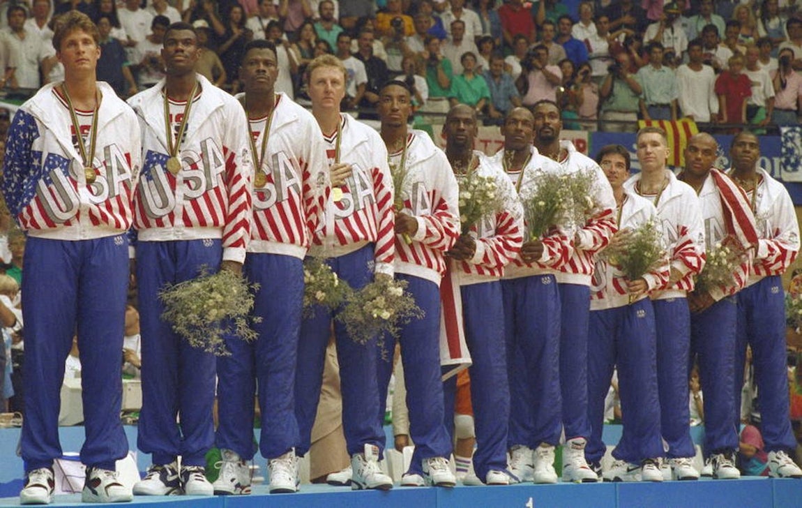 Los jugadores de la selección de Estados Unidos escuchan el himno después de ganar en la final olímpica al equipo de Croacia. De izquierda a derecha: Christian Laettner, David Robinson, Patrick Ewing, Larry Bird, Scottie Pippen, Michael Jordan, Clyde Drexler, Karl Malone, John Stockton, Chris Mullin, Charles Barkley y Magic Johnson. Efe