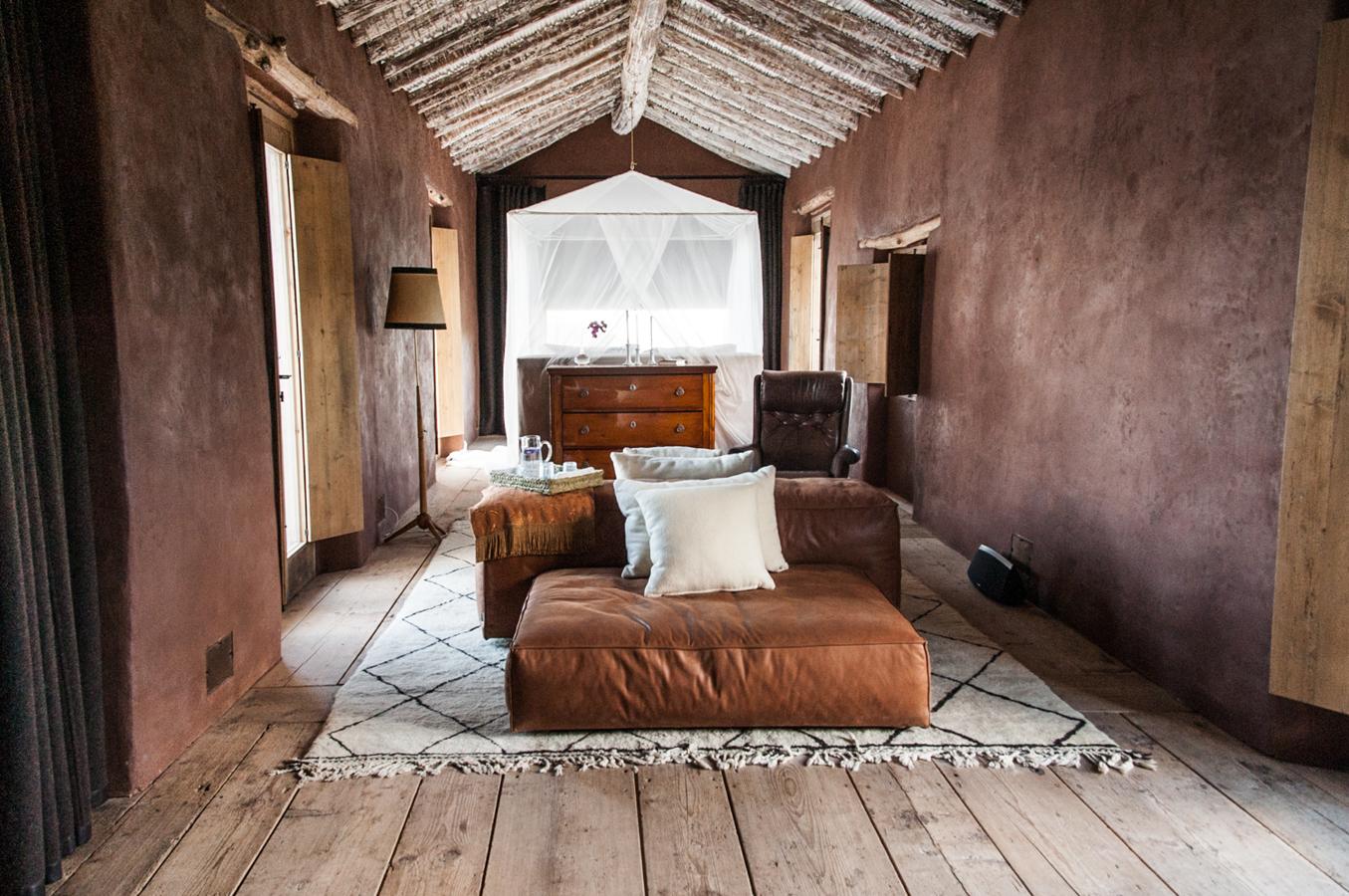 El cortijo de La Donaira cuenta con 8 habitaciones exclusivas y diferentes. Aunque para el Pause Festival los asistentes dispondrán de diferentes tipos de alojamiento: en suite de lujo, en caravana o en tienda de campaña.