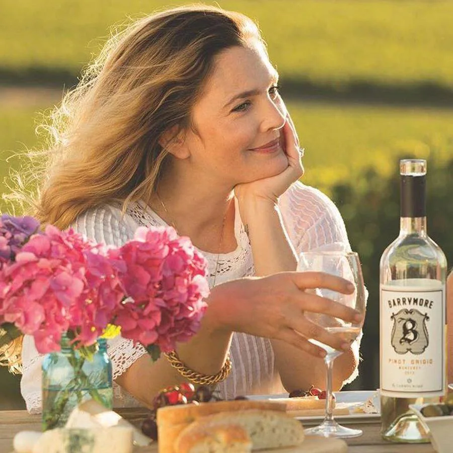 Drew Barrymore. La actriz quien siente pasión por el vino y lo viñedos ha fundado su propia bodega, de donde ha salido una amplia selección para cada tipo de consumidor.