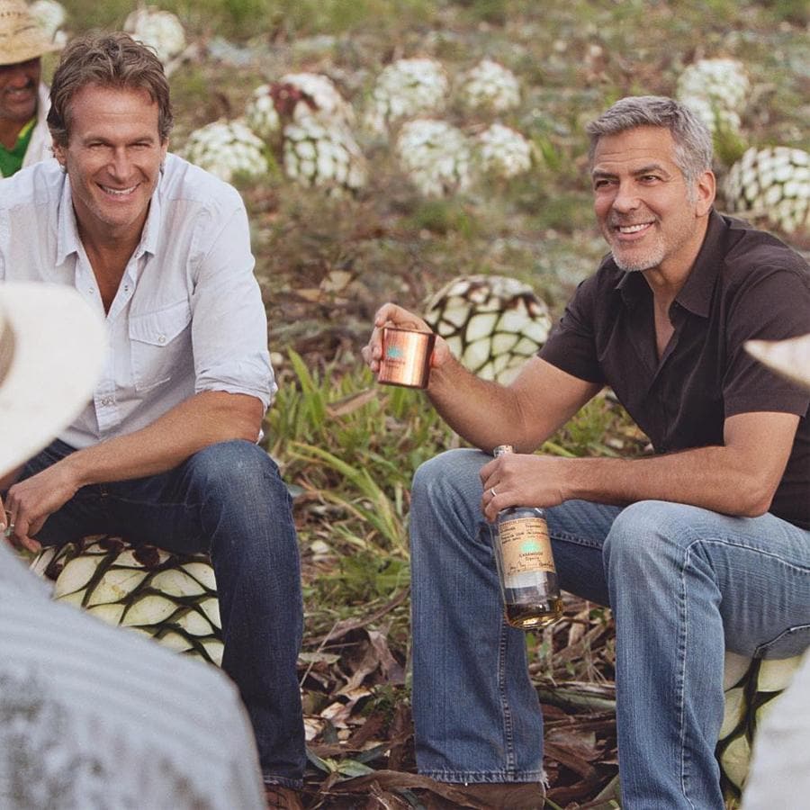 Clooney y Rande Gerber. Este tequila de película Casa Amigos fue fundado por ambos actores, ambos sumaron esfuerzos e ilusión en su pasión por el destilado del agave azul.