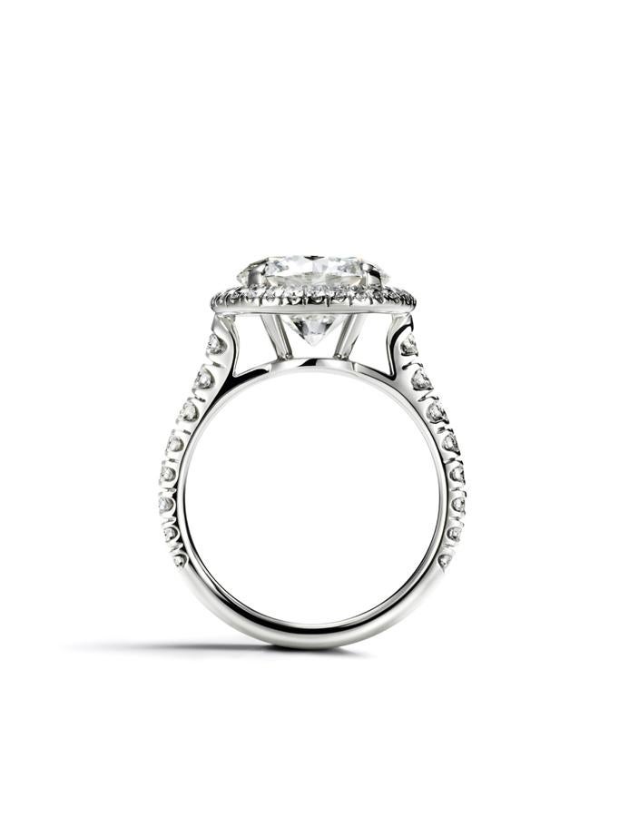 Cartier. Solitario Cartier Destinée en platino con diamantes talla brillante y pavé de diamantes talla brillante.