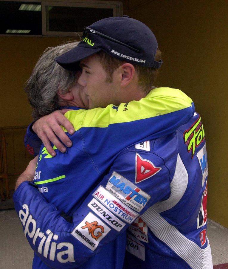 Abrazo con su sobrino Fonsi Nieto. 