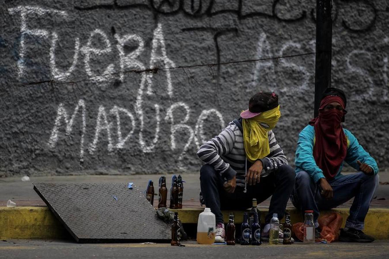 Caracas amaneció el miércoles parcialmente paralizada y con calles cerradas en varias zonas, especialmente en los principales feudos antichavistas en el este de la ciudad, mientras que el oeste marcha con relativa normalidad