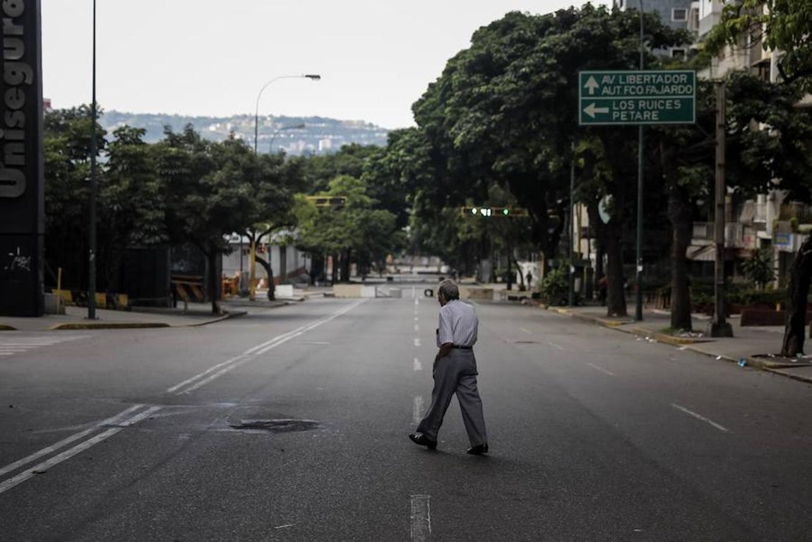 Las barricadas y bloqueos en las calles y autopistas que impiden el tránsito principalmente en los municipios El Hatillo, Chacao y Sucre, gobernados por opositores, se mantienen desde aproximadamente las 07.00 del miércoles horas local. El tráfico quedó limitado a motoristas y transeúntes. Efe