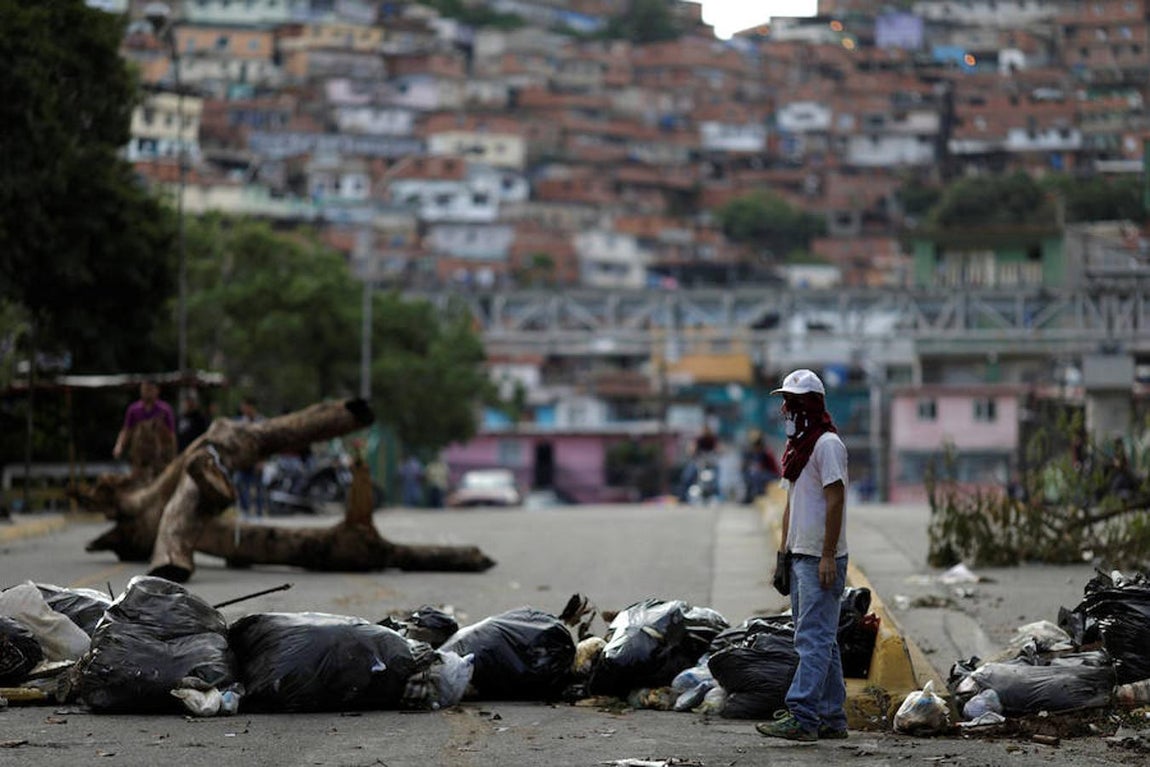 Las barricadas y bloqueos en las calles y autopistas impedían el tránsito principalmente en los municipios El Hatillo, Chacao y Sucre, gobernados por opositores, se mantienen desde aproximadamente las 07.00 del miércoles horas local. El tráfico quedó limitado a motoristas y transeúntes. Reuters