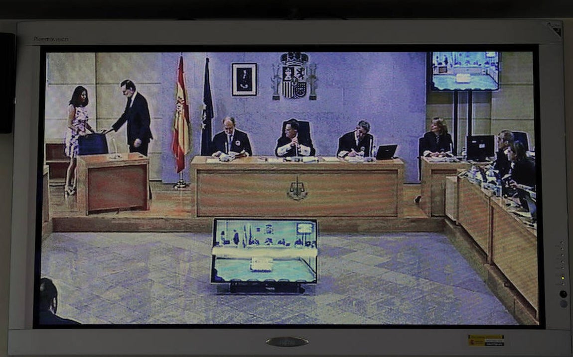 Mariano Rajoy toma asiento. 