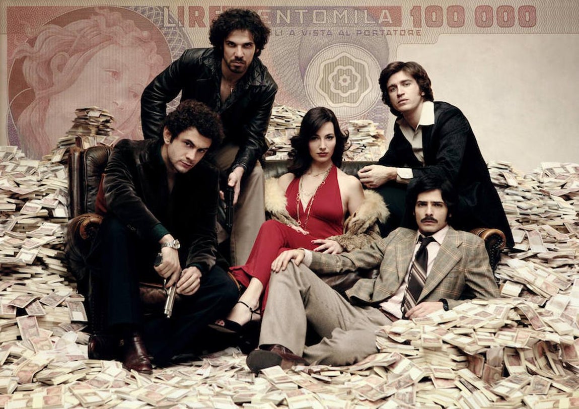 Romanzo Criminale (Italia, 2008-2010). 2 temporadas. 22 episodios. En la línea del sui generis sobre la mafia, «Roma criminal» tiene como protagonista a una organización criminal de Roma a lo largo de las décadas de los 70 y 90. Duración de los episodios: 50 minutos.