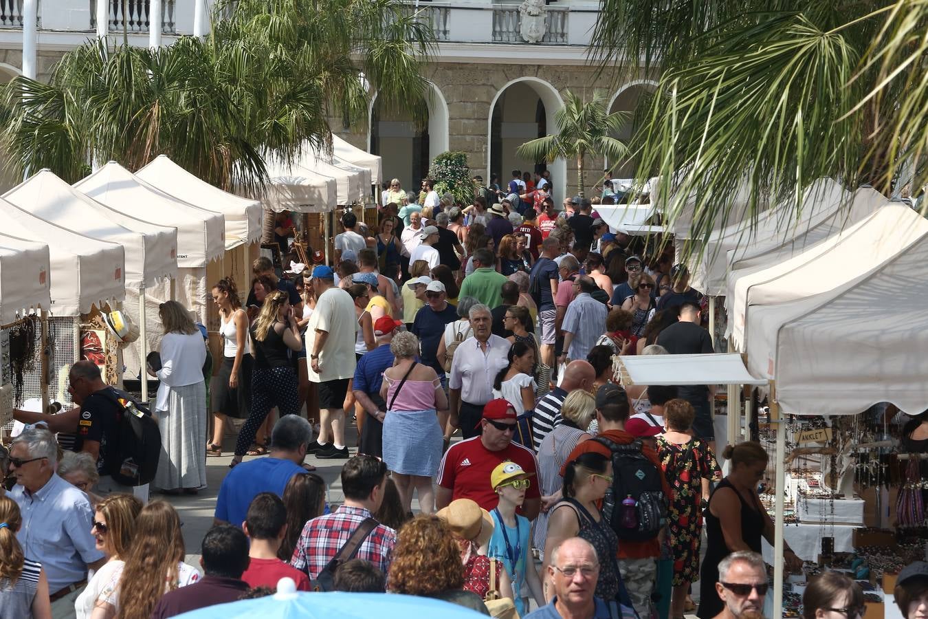 Más de 17.000 personas llegan a la ciudad en cuatro grandes cruceros