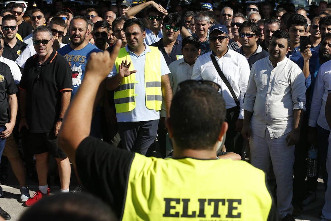 Los taxistas del aeropuerto del Prat (Barcelona) se reunieron esta mañana en asamblea, tras convocarse una huelga general de 24 horas en la que amenazan con colapsar el puerto, el aeropuerto y la estación de Sants para exigir medidas contra la concesión de más licencias VTC. 