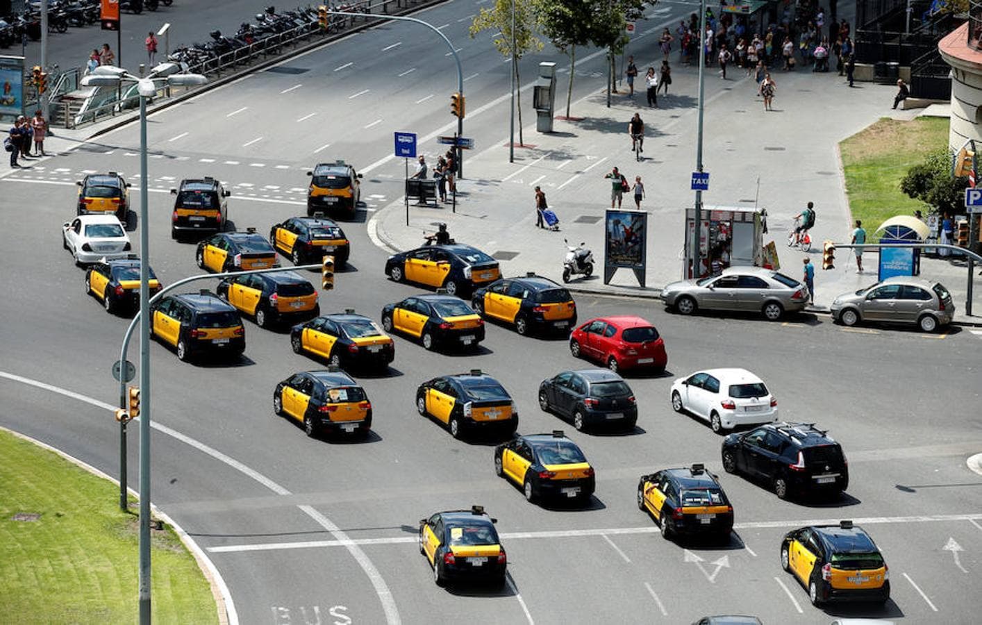 Vista de un grupo de taxis de Barcelona manifestándose por sus calles