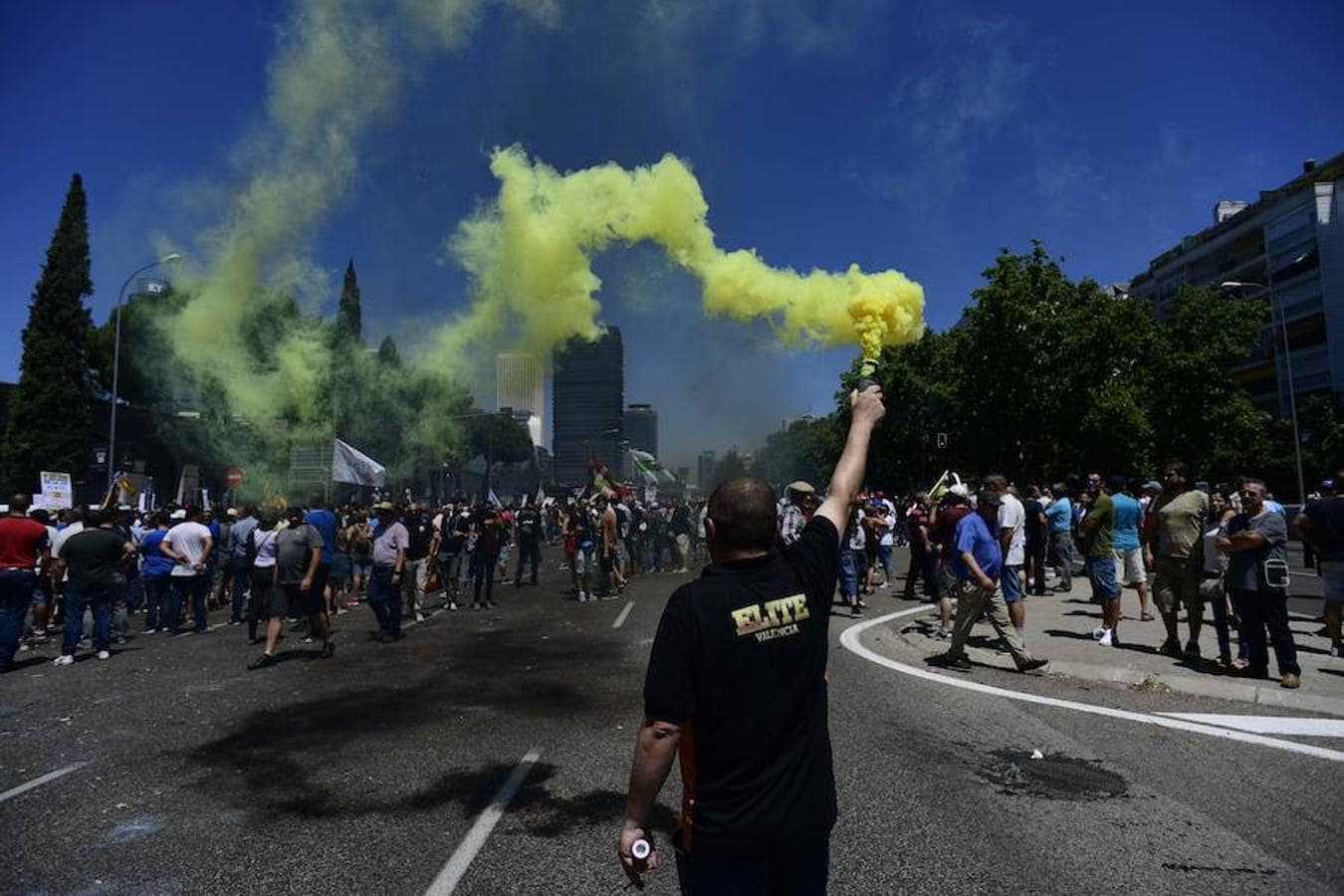 La manifestación de los taxistas en Madrid, a su paso por Nuevos Ministerios