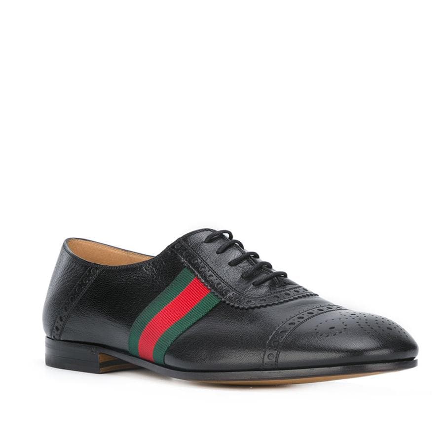Oxford: Los zapatos de vestir pr excelencia. Zapatos Oxford en cuero texturizado en color negro, con detalle tribanda característica de la marca (650 €).