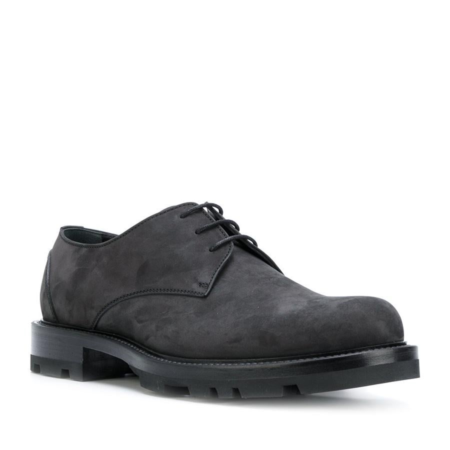 Zapatos estilo derby en ante gris (644 €).