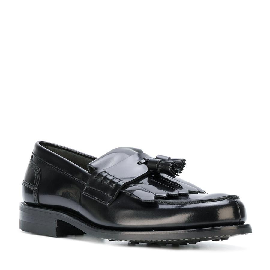 Mocasines: elegancia casual. Mocasines en piel y goma negros con borlas (450 €).
