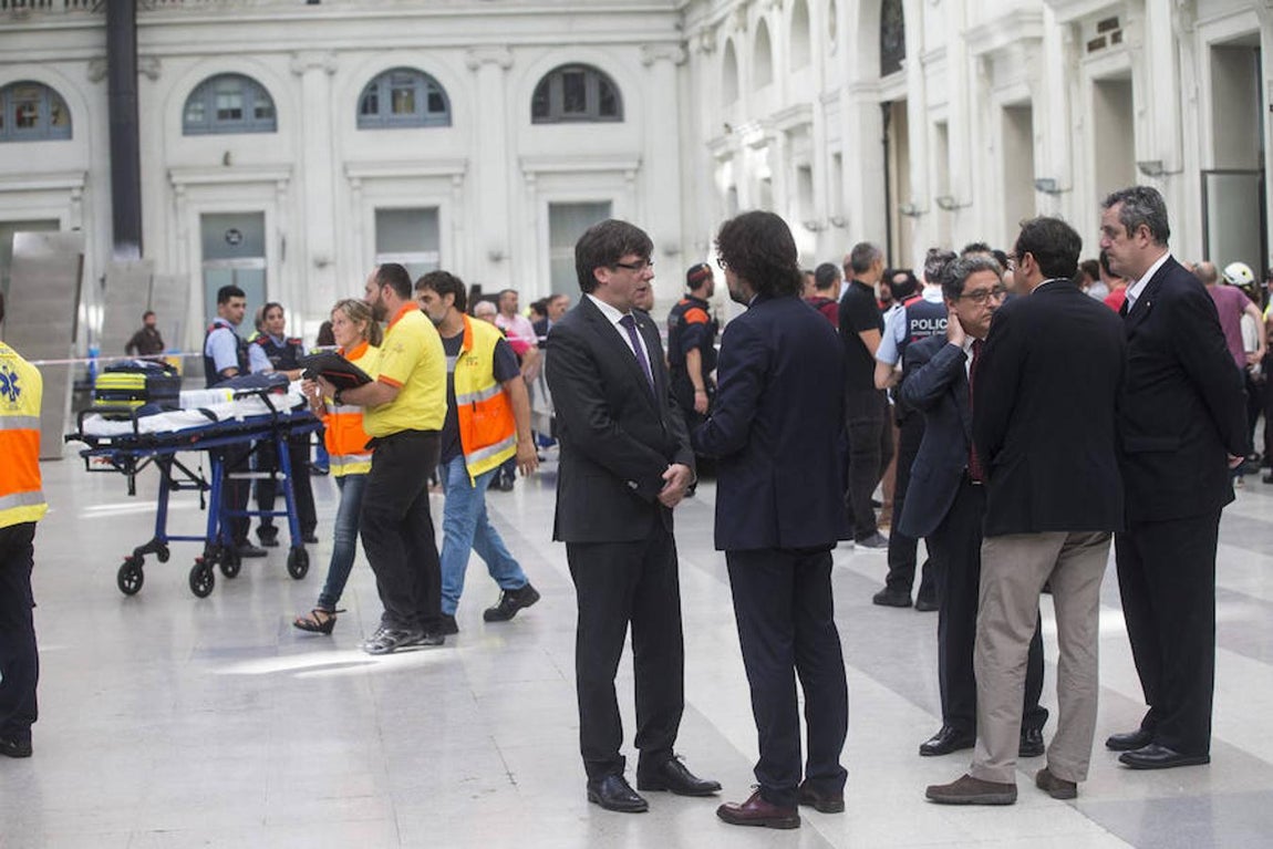 El presidente de la Generalitat de Cataluña, Carles Puigdemont y el consejero de Interior, Joaquim Forn, visitaron la estación tras el accidente. 