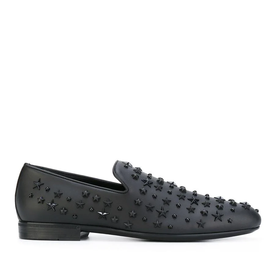 Slippers: El comodín más versátil que se ajusta a todos los eventos. Zapatos modelo Sloane en piel negros con tachuelas en forma de estrella (753 €).