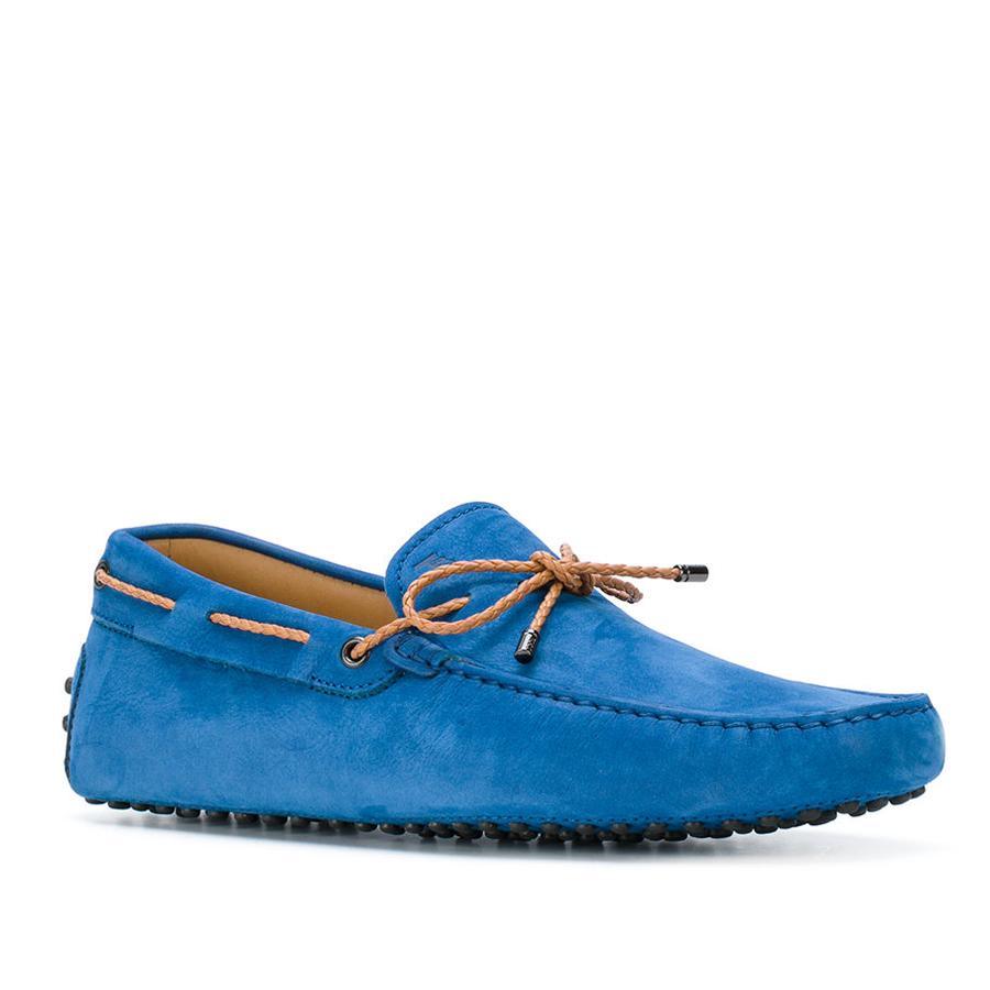 Nauticos en ante azules con cordones de piel color camel (340€).