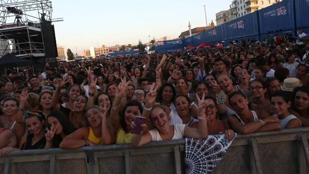 Miles de personas se dieron cita en el concierto de Manuel Carrasco en el puerto de Cádiz