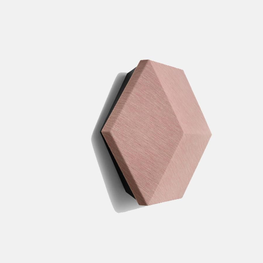 Beosound Shape. Sistema inalámbrico de altavoces montado en la pared. Pertenece a la colección de Multiroom y ofrece un diseño personalizable con variedad de colores, tamaños y un concepto de diseño modular para adaptarse a cualquier espacio (C.P.V).