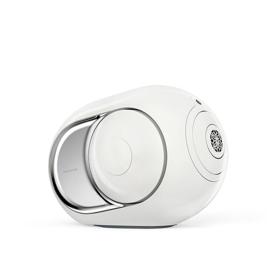 Phantom. Más que un altavoz, el sonido ha viajado desde el futuro a este aparato tecnológicamente superior en sonido, permite crear una red de colaboración musical mediante aplicaciones propias como Spark para que todos se integren bajo los mismos beats. Este altavoz puede combinarse hasta con 24 modelos phantom para experimentar la mejor experiencia acústica (1.699 €).