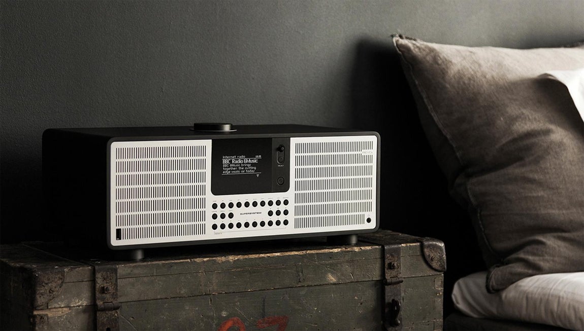 Super System. Este aparato combina la mejor conectividad con la tecnología móvil, radio, streaming y la estética de la radio de los 50's pero con una pantalla OLED que detalla la información actual de la canción (596,58 €).