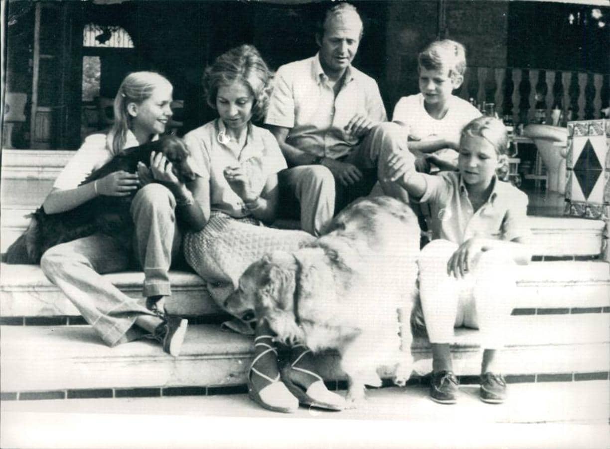 La Familia Real reunida en 1980 junto a sus mascotas. 