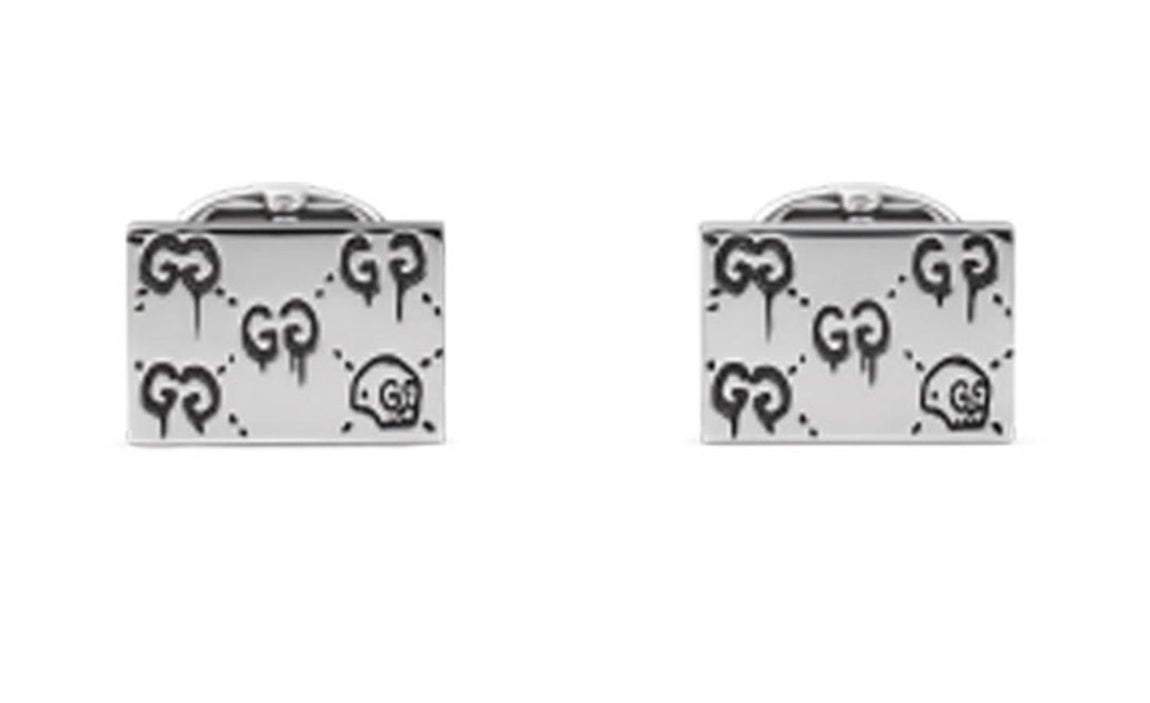 Diseño en plata de ley. El artista Trouble Andrew ha sido invitado por Alessandro Michele, director creativo de Gucci, para colaborar en un proyecto especial, incorporando su arte a sus propios diseños. El producto final es una mezcla de dos culturas - una yuxtaposición del pasado y el presente. Los gemelos rectangulares de plata de ley incorporan motivos GucciGhost grabados con acabado envejecido de paladio.