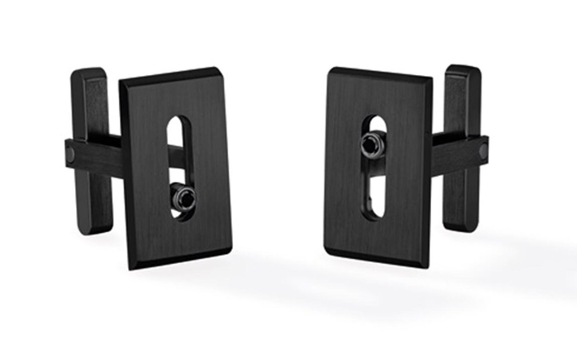 Titanio y diamante móvil. La colección masculina de la casa Messika, Move, celebra este año su décimo aniversario. La nueva línea Move Titanium se compone de gemelos en titano natural o totalmente negro. Con un diseño de forma rectangular y con su diamante en continuo movimiento, esta nueva pieza, elegante y sobria, tiene un estilo muy contemporáneo y chic.