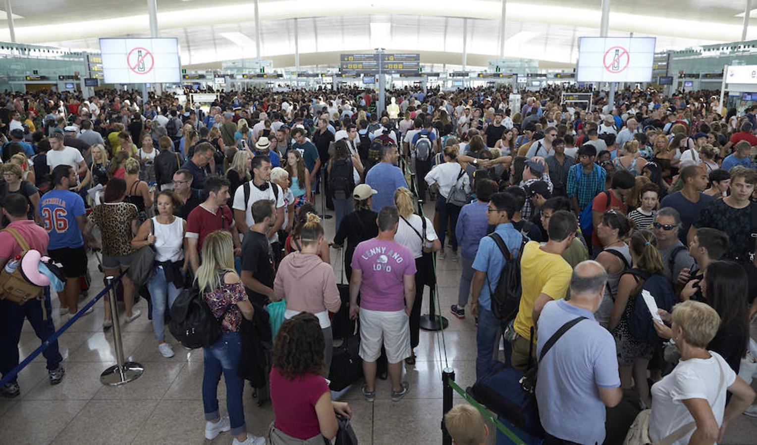 Las colas para acceder al control de seguridad del Aeropuerto de Barcelona-El Prat superan la hora de duración, debido a los paros que llevan a cabo los trabajadores de Eulen, la empresa que gestiona este servicio. 