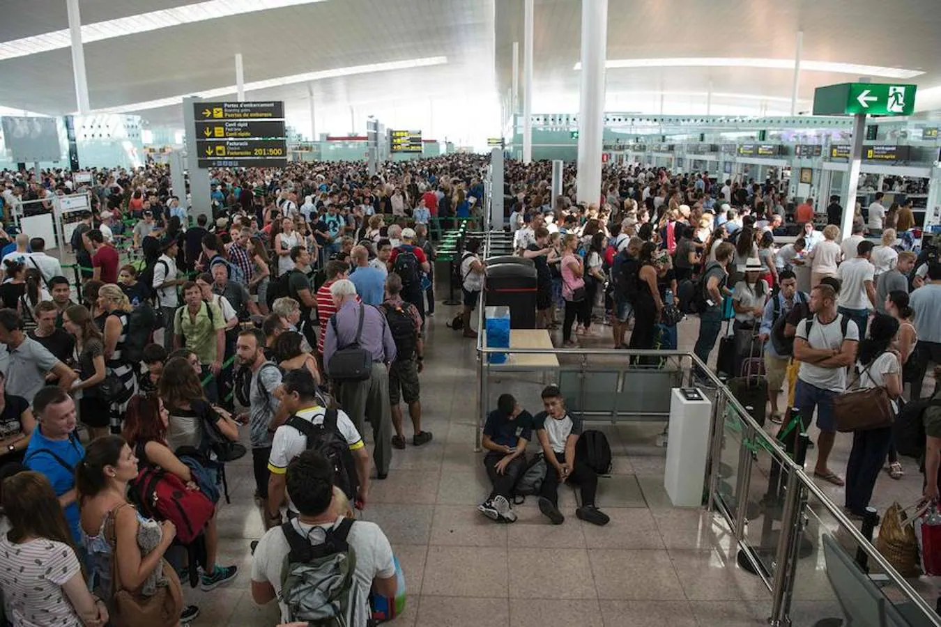 Las colas para acceder al control de seguridad del Aeropuerto de Barcelona-El Prat superan la hora de duración, debido a los paros que llevan a cabo los trabajadores de Eulen, la empresa que gestiona este servicio. 