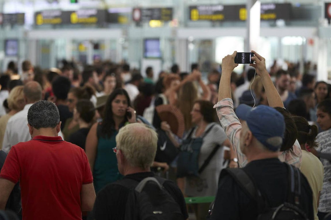 Las colas para acceder al control de seguridad del Aeropuerto de Barcelona-El Prat superan la hora de duración, debido a los paros que llevan a cabo los trabajadores de Eulen, la empresa que gestiona este servicio. 