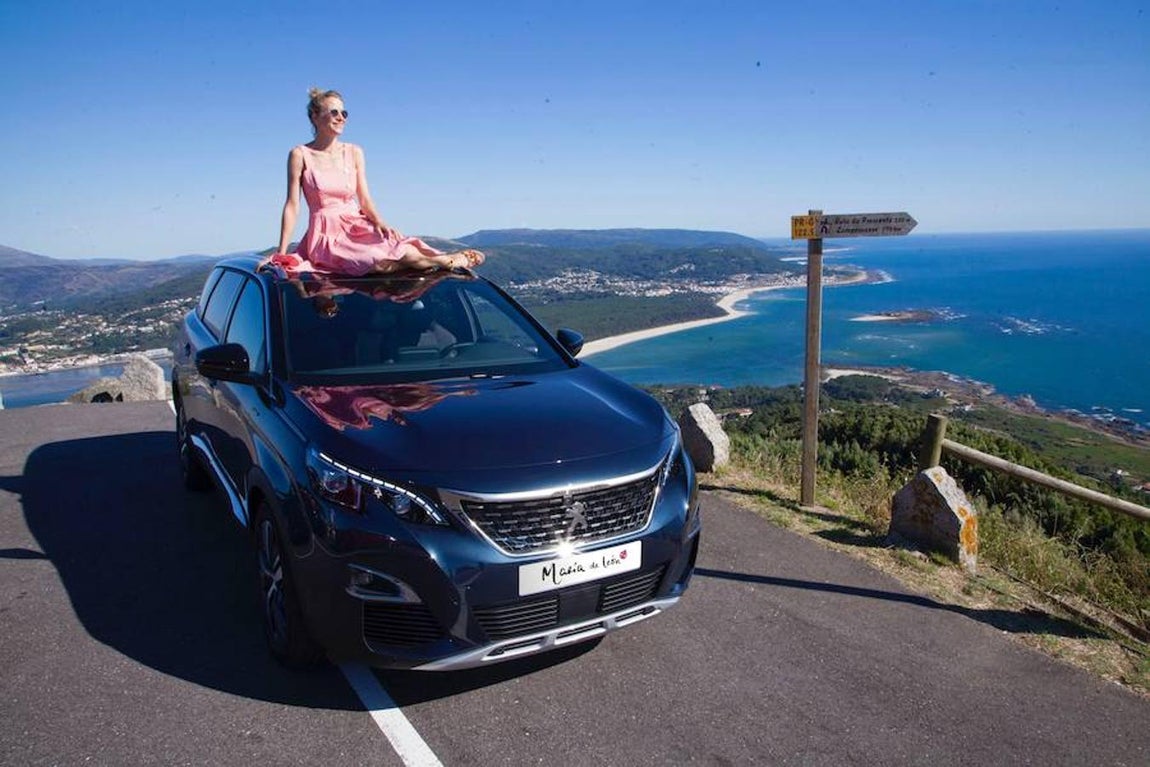 María de León visita las Islas Cíes como embajadora del nuevo Peugeot 5008