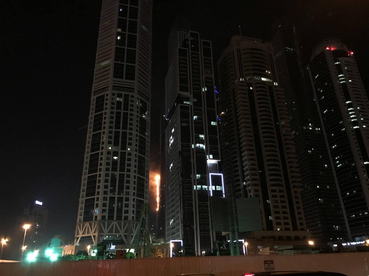 Incendio en la torre «La Antorcha» de Dubái. 