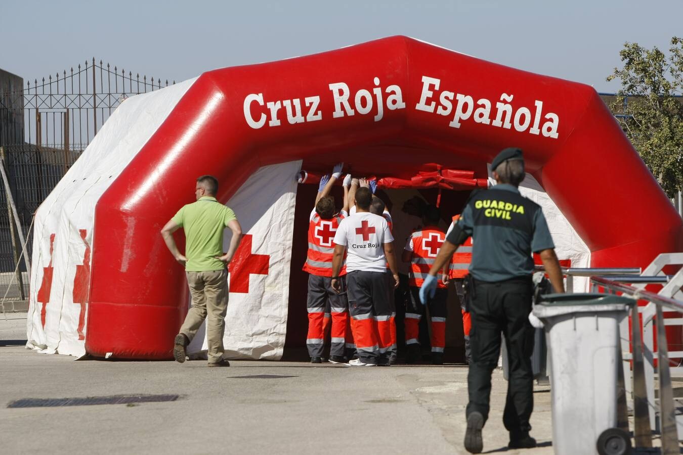 Remolcan hasta Cádiz una patera con 32 personas a bordo