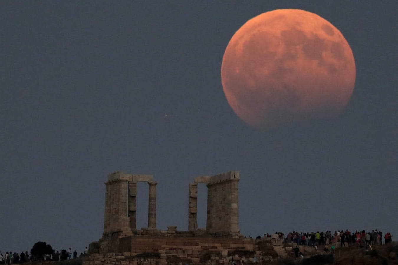 El templo de Poseidón, en Atenas, bajo el eclipse. 