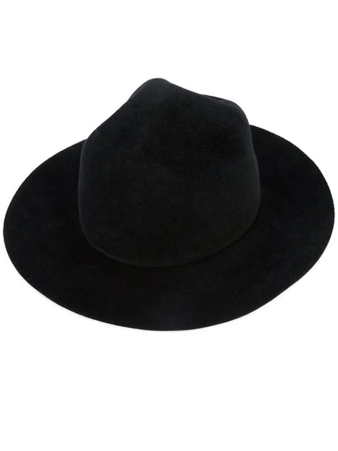 Sombrero de Yohji Yamamoto. Sombrero de copa en lana de color negro de Yohji Yamamoto (Precio: 1207 euros)