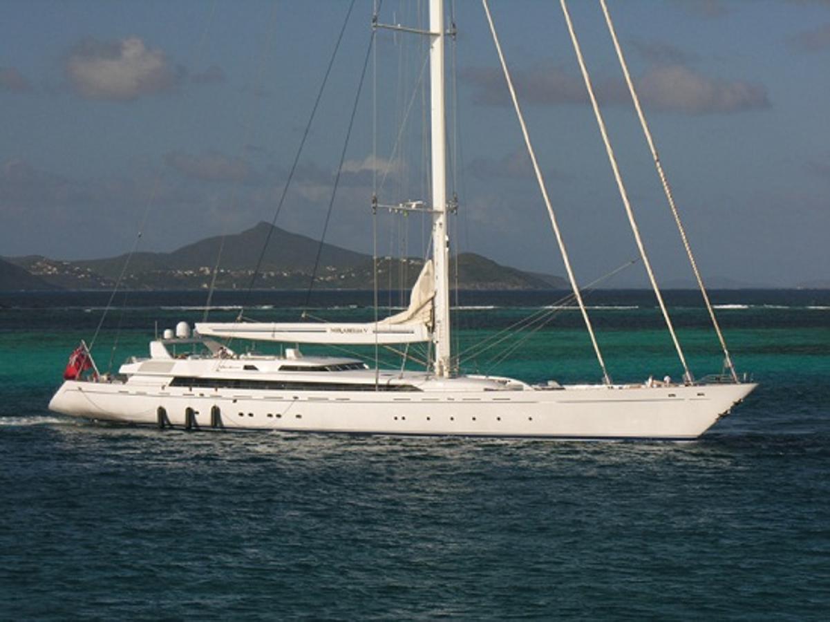 M5. Esta embarcación fue diseñada por Ron Holland a petición del ex Presidente y Director ejecutivo de Avis, Joseph Vittoria
