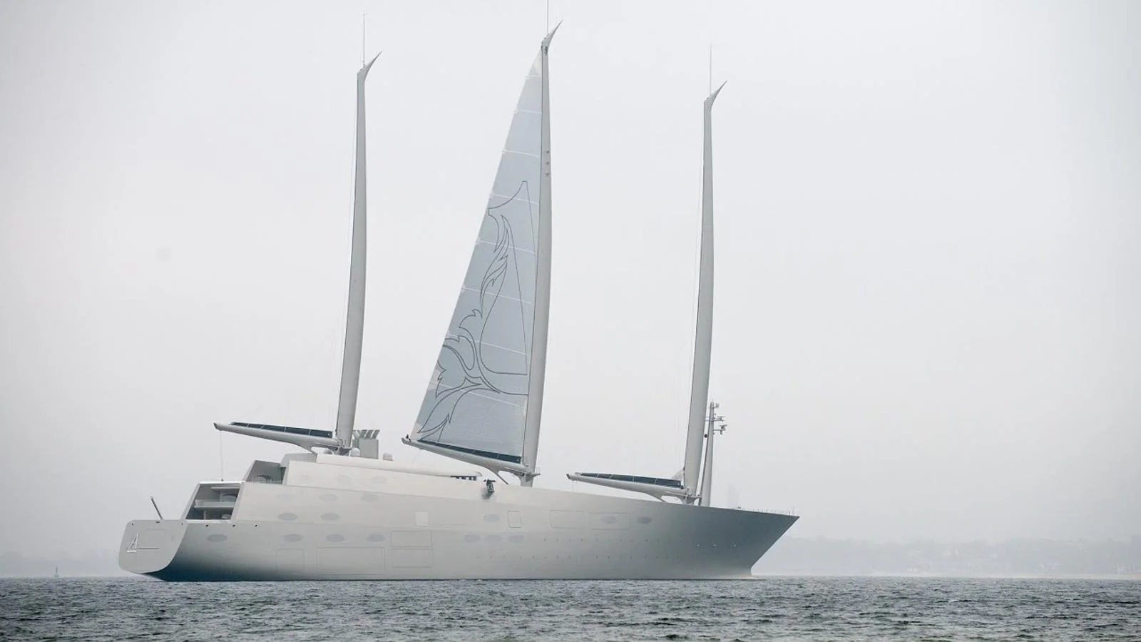 Sailing Yacht A. Este velero alcanza una velocidad de 22 nudos y está construido con fibra de carbono, acero y un compuesto ligero de materiales.  Tiene capacidad para más de 20 personas.